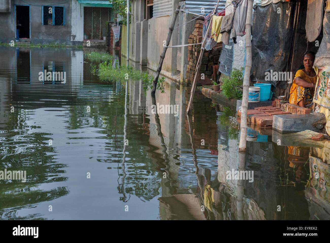 Kolkata, État indien du Bengale occidental. 3e août, 2015. Une femme indienne se tourne vers l'extérieur de sa maison inondée à Calcutta, capitale de l'Est de l'état indien du Bengale occidental, du 3 août 2015. Credit : Tumpa Mondal/Xinhua/Alamy Live News Banque D'Images