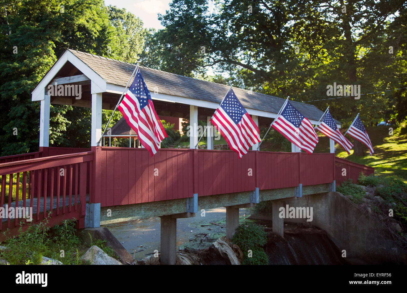 Des drapeaux américains sur un pont couvert Banque D'Images