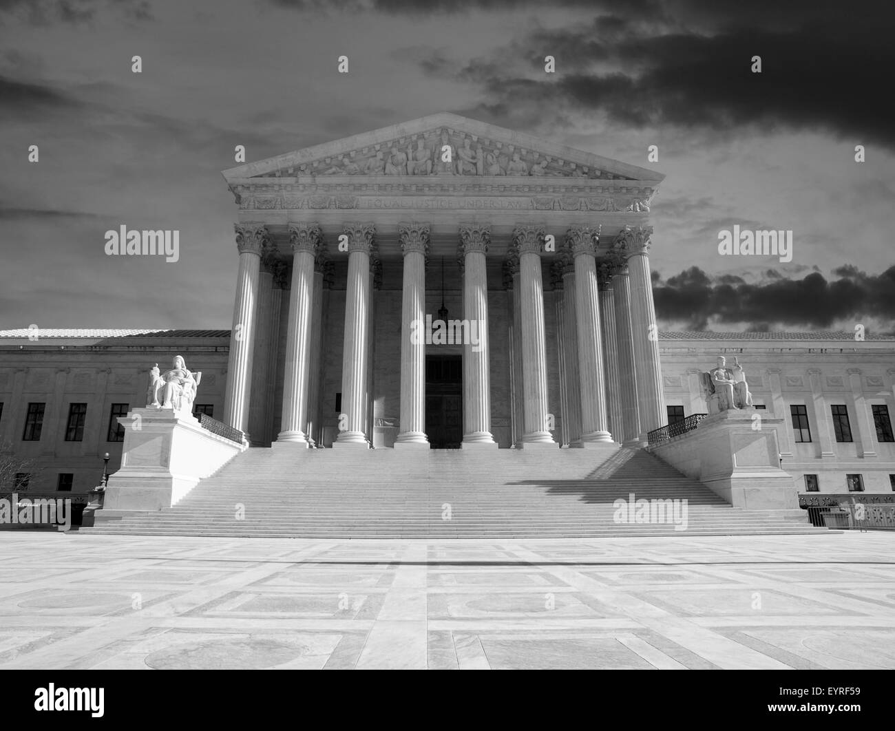 Bâtiment de la Cour suprême des États-Unis en noir et blanc. Banque D'Images Bâtiment de la Cour suprême des États-Unis en noir et blanc. Banque D'Images
