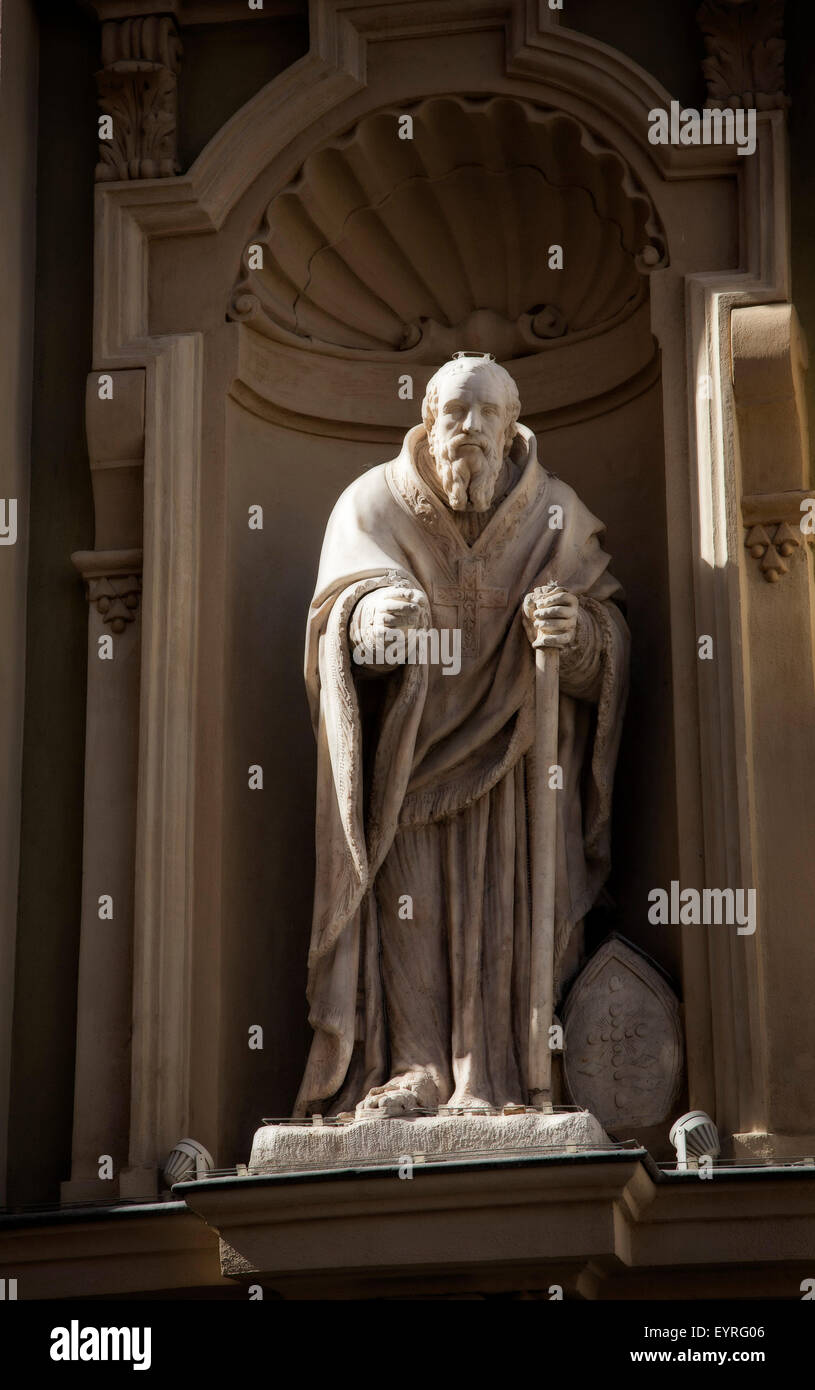 Une statue orne la façade de la cathédrale de Nice (Basilique-Cathédrale Sainte-Marie et de Sainte-Réparate Nice). La France. Banque D'Images