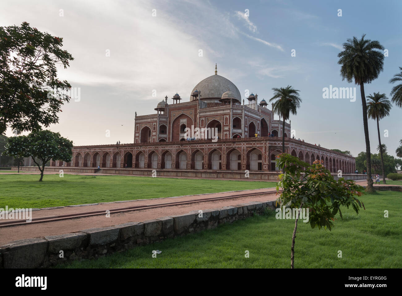 L'empereur moghol Humayun Tomb architecture, Patrimoine Mondial de l'Inde New Delhi, avec pelouse et jardin cloud sky en juin mois Banque D'Images