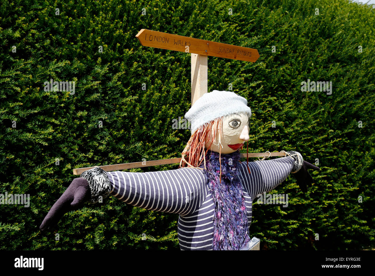 Scarecrows conçu par le WIFI pour célébrer ses 100 ans de l'Institut de la femme au Château de Lullingstone dans le Kent Banque D'Images