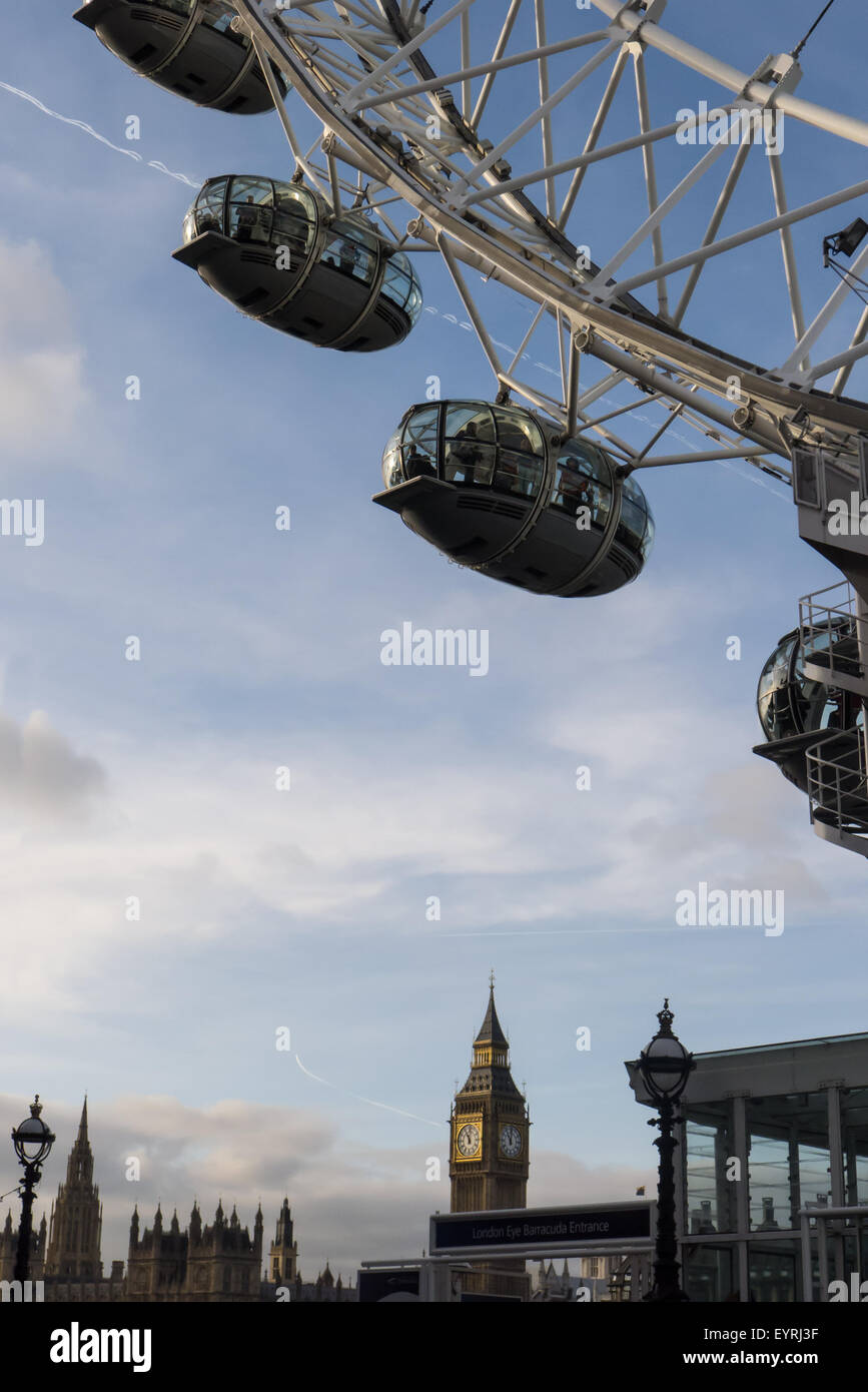 Westminster, Londres, Angleterre. Détail de la London Eye et la tour de Big Ben. Banque D'Images