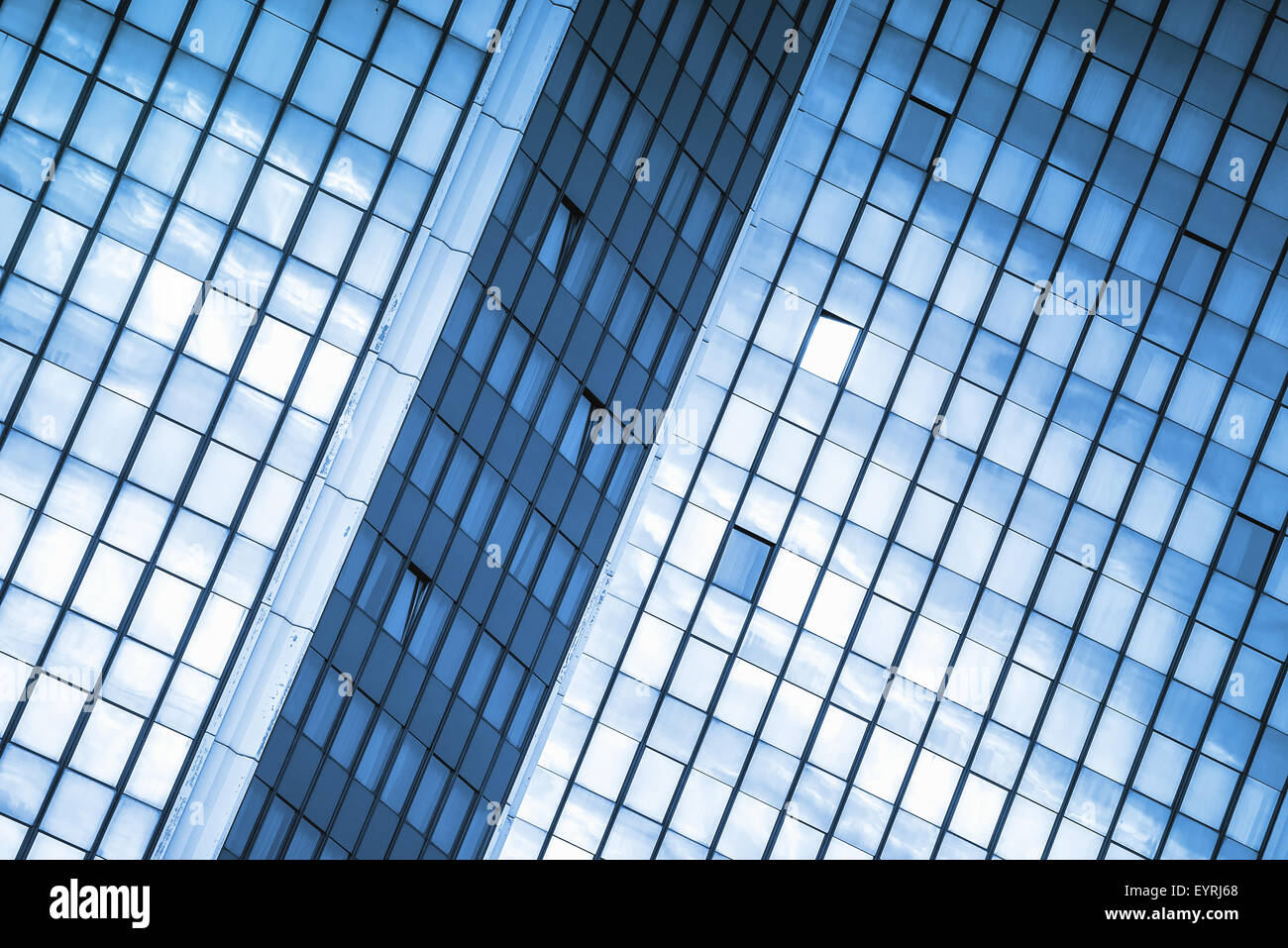 Immeuble de bureaux d'affaires moderne Modèle de répétition Windows, façade en verre bleu avec des lignes géométriques qui reflète la lumière du soleil, Banque D'Images