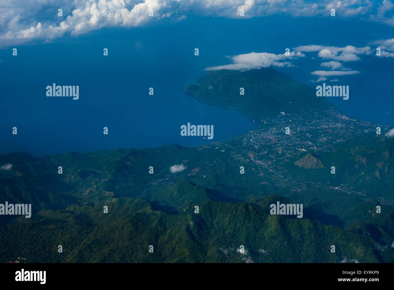 Vue aérienne de la ville d'Ende au bord de la mer de Savu. Banque D'Images
