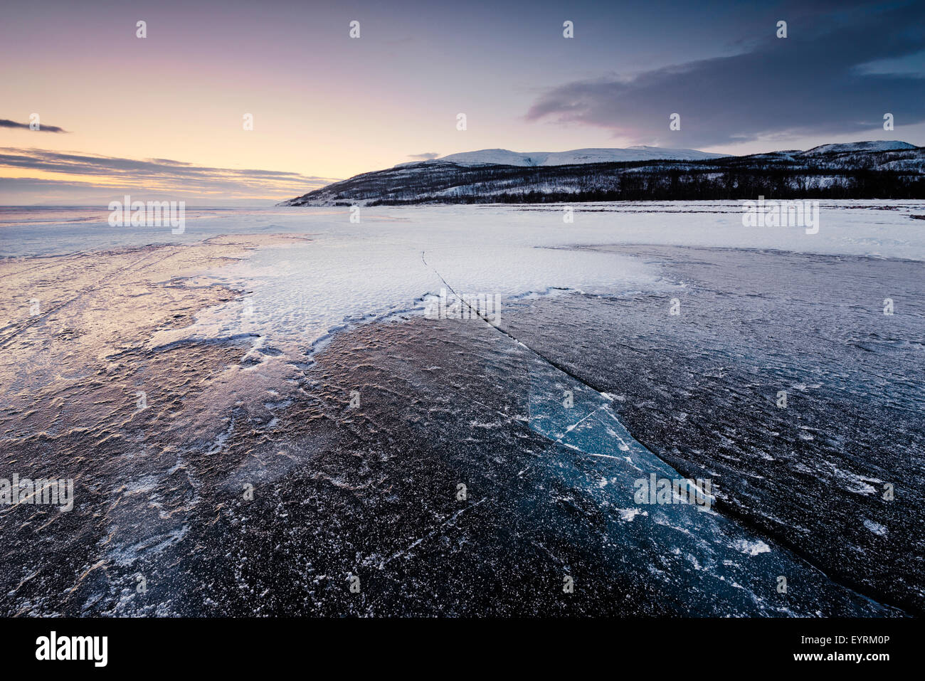 La Suède, la Laponie, Torneträsk, chemins de glace, glace, lac, gelé, de la lumière, des structures, des nuages, l'atmosphère, le froid Banque D'Images