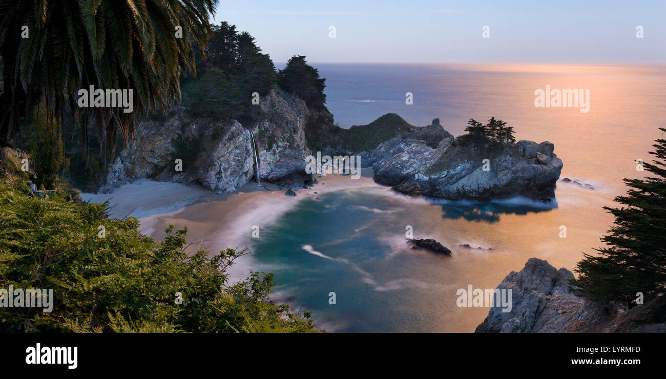 Les USA, l'Amérique, west coast, cascade, façon Mac Falls, lune, lumière, nuit, palm, plage, l'atmosphère, Décor Banque D'Images Les USA, l'Amérique, west coast, cascade, façon Mac Falls, lune, lumière, nuit, palm, plage, l'atmosphère, Décor Banque D'Images