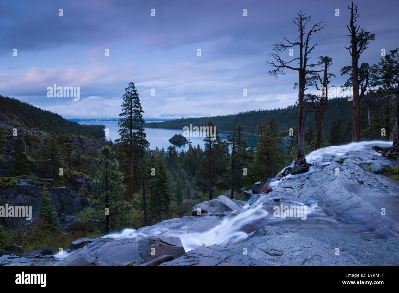 Les USA, l'Amérique, Californie, Lake Tahoe, cascade, eau, atmosphère, bleu, violet, arbre, lumière, nuages, Emerald Bay, Banque D'Images Les USA, l'Amérique, Californie, Lake Tahoe, cascade, eau, atmosphère, bleu, violet, arbre, lumière, nuages, Emerald Bay, Banque D'Images