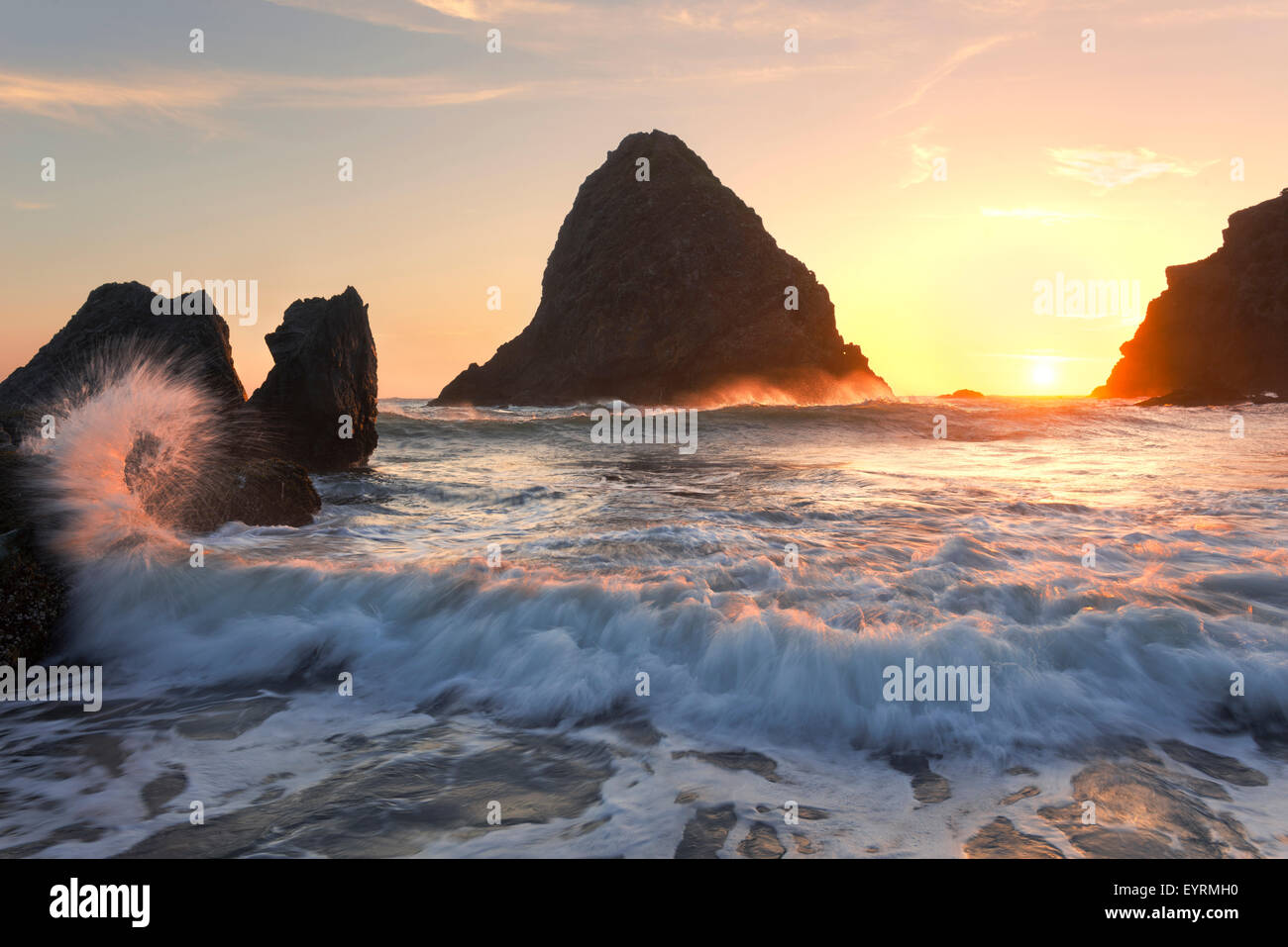 Les USA, l'Amérique, les éléments, le vent, l'eau, l'océan, sur la mer, des vagues, des rochers, de l'Oregon, Boardman Beach, plage, Coucher du soleil, soir, soleil, lumière, paysage, Banque D'Images