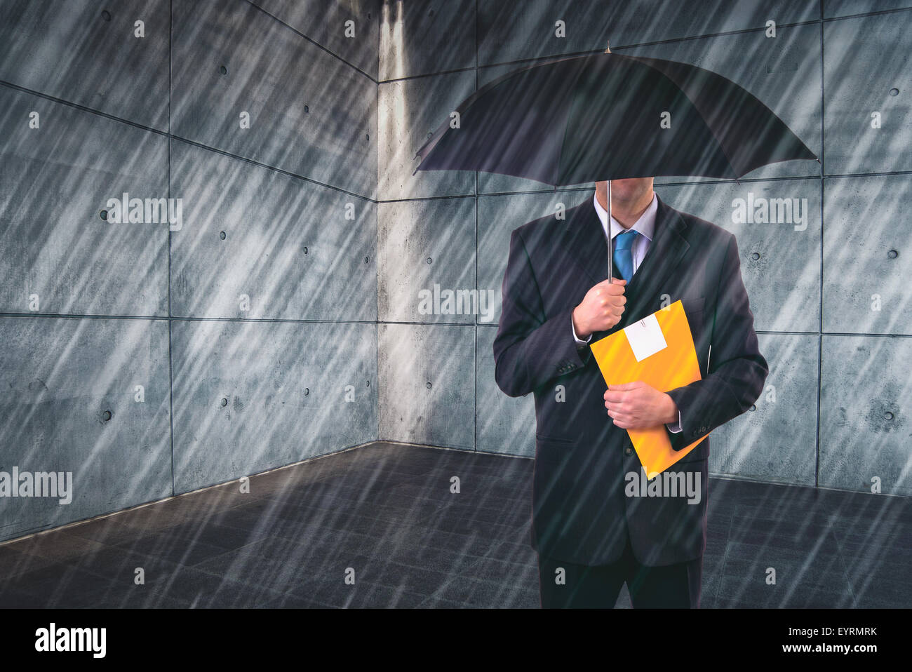 Agent d'assurance avec parapluie protégeant de la pluie en milieu urbain en plein air, l'évaluation des risques et l'analyse Banque D'Images