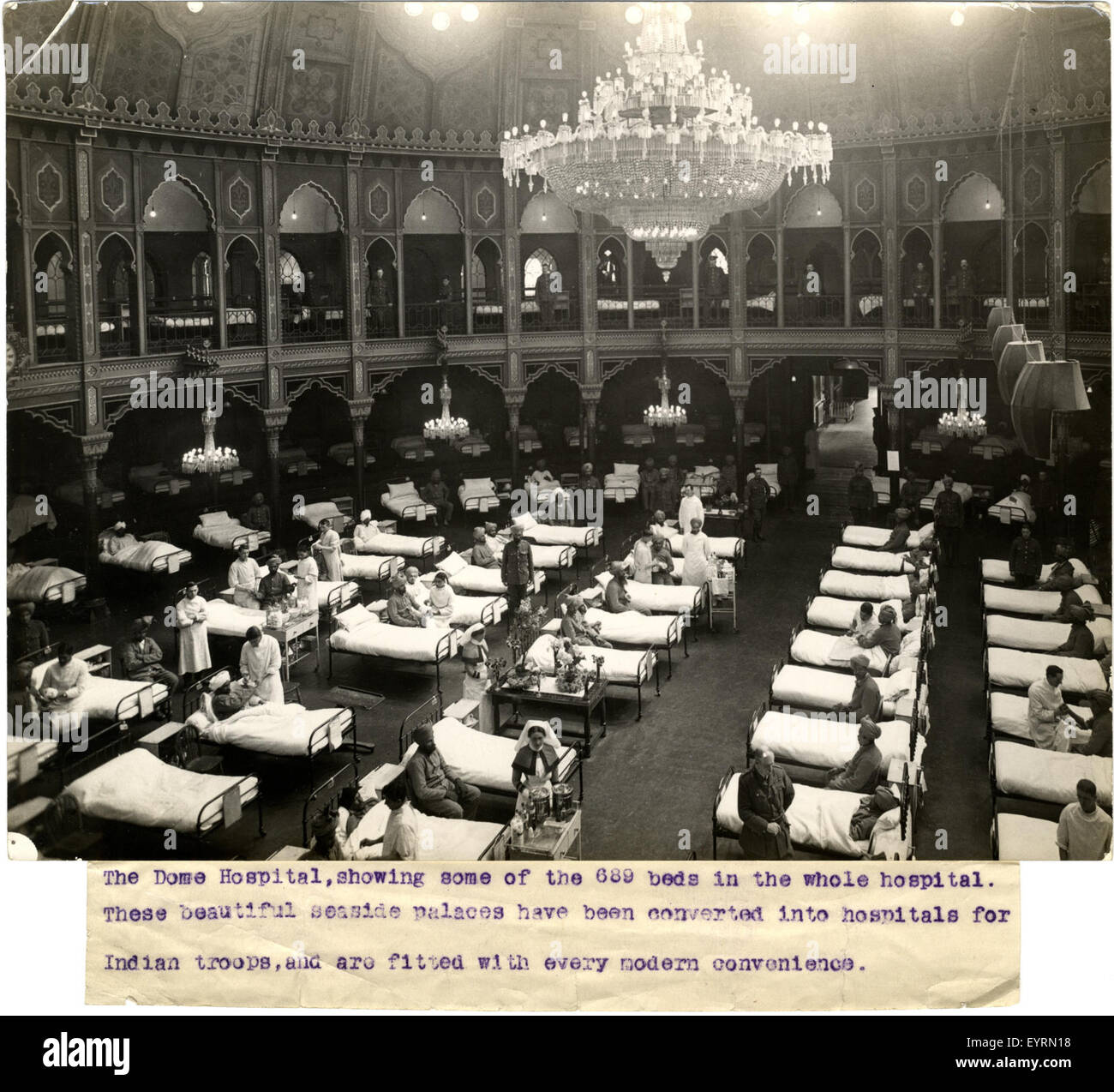 Une photographie du Dome Hospital à Brighton, montrant une vue des salles de l'hôpital avec 689 lits, reflétant l'ampleur des soins médicaux au cours de la période. Banque D'Images