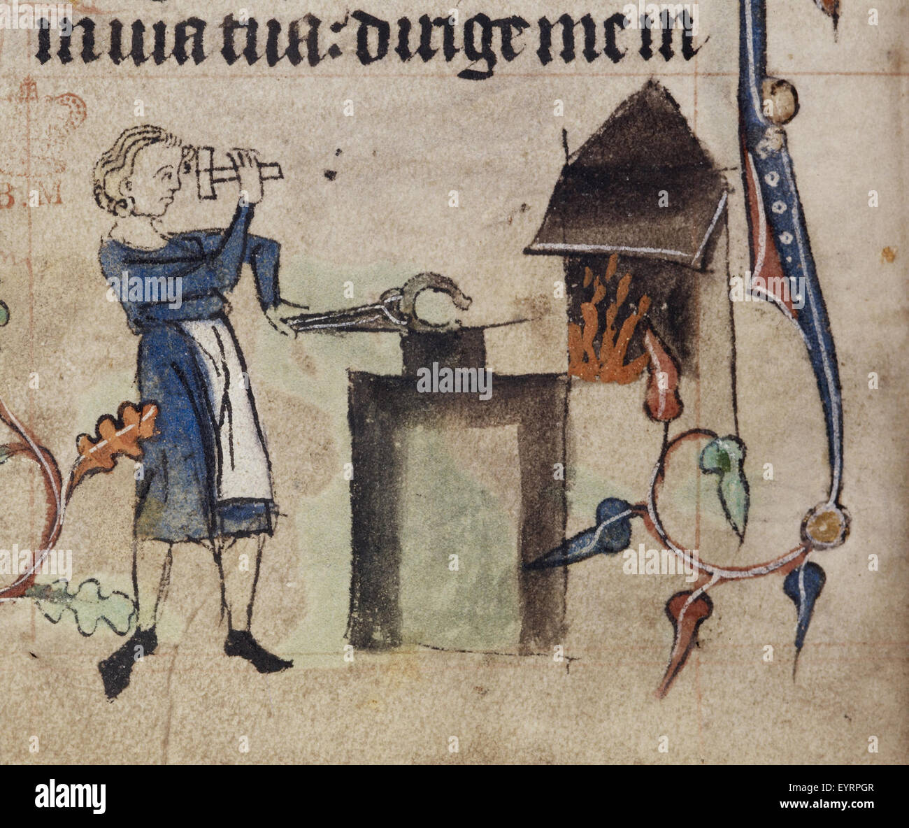 Illustration marginale en bas de page tirée d'un Livre d'heures, représentant un farrier au travail, frappant un fer à cheval tenu par une pince sur une enclume, avec un marteau, placé devant une forge. Banque D'Images