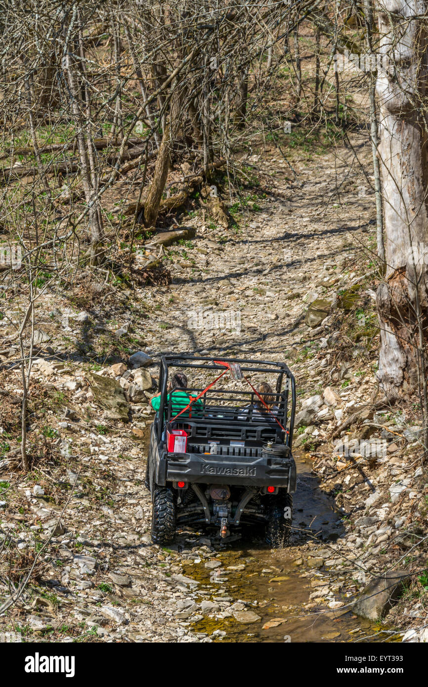 Couple au volant d'un véhicule hors route sur le sentier rocheux de basse Howard's Creek Nature et patrimoine préserver dans la région de Kentucky Bluegrass USA Banque D'Images