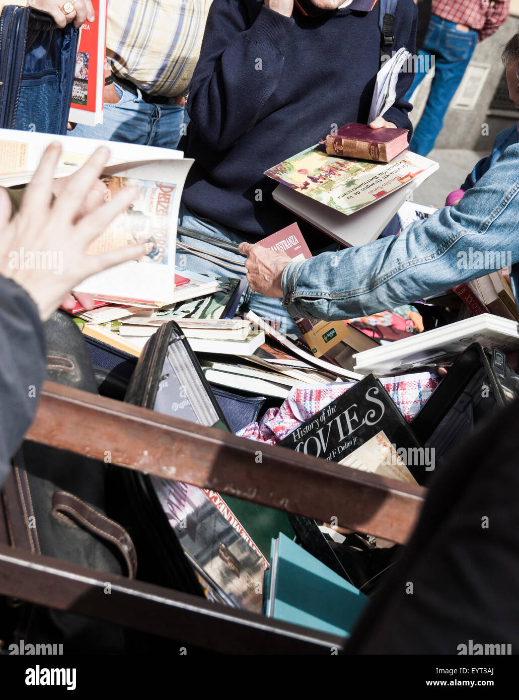 Livres d'occasion sur le célèbre marché aux puces dans la rue Calle Feria de Séville, Espagne Banque D'Images