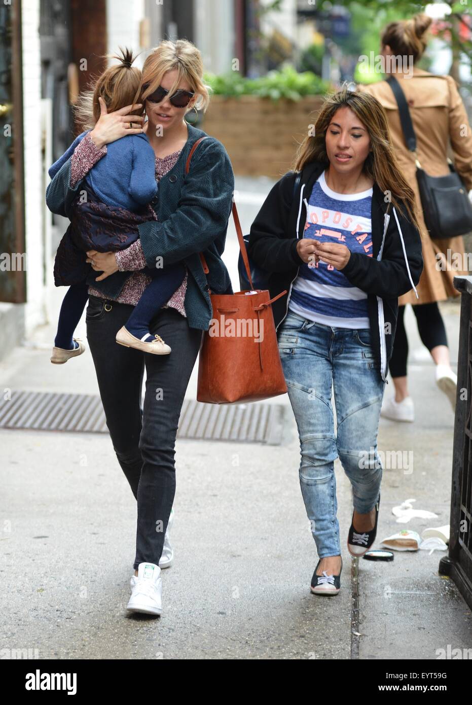 Sienna Miller et sa fille Marlowe dehors et environ dans la ville de New York comprend : Sienna Miller, Marlowe Sturridge Où : New York City, New York, United States Quand : 02 juin 2015 C Banque D'Images