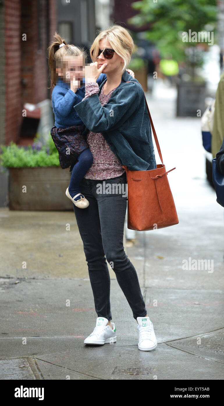 Sienna Miller et sa fille Marlowe dehors et environ dans la ville de New York comprend : Sienna Miller, Marlowe Sturridge Où : New York City, New York, United States Quand : 02 juin 2015 C Banque D'Images