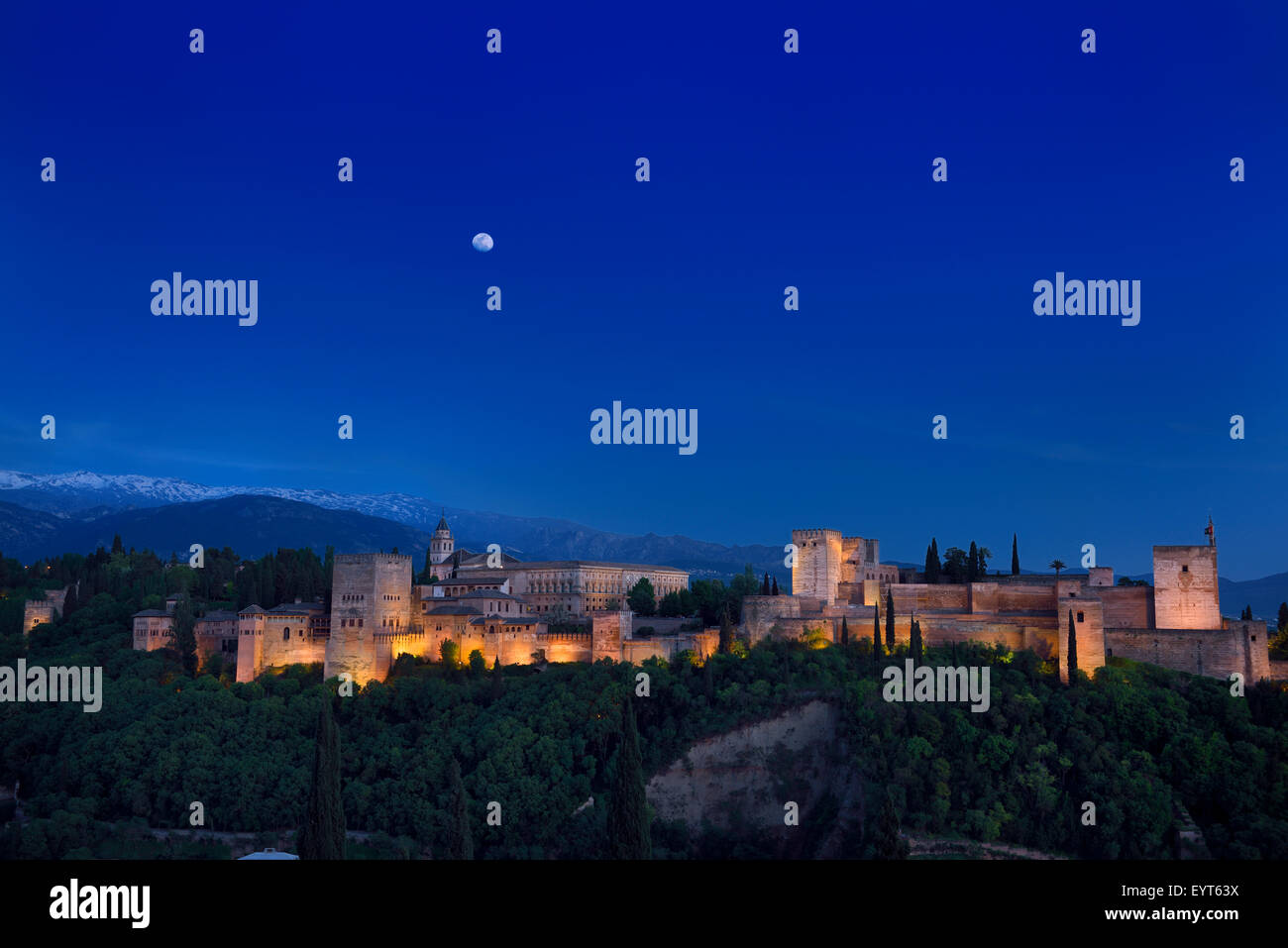 Lever de lune allumé alhambra grenade complexe au crépuscule avec la sierra nevada espagne Banque D'Images