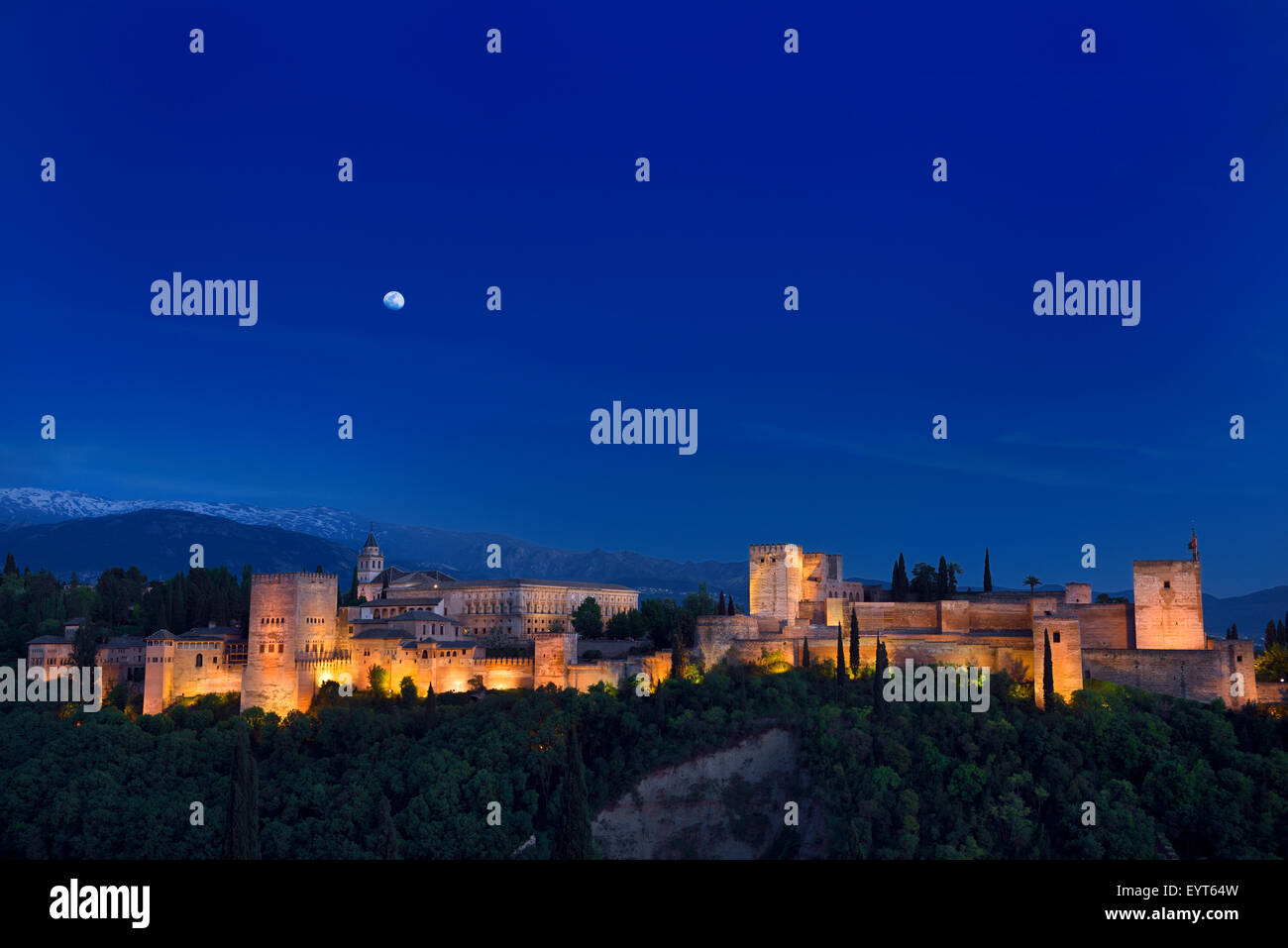 Ciel indigo et lever de lune allumé colline alhambra palace complexe forteresse au crépuscule Grenade Espagne Banque D'Images