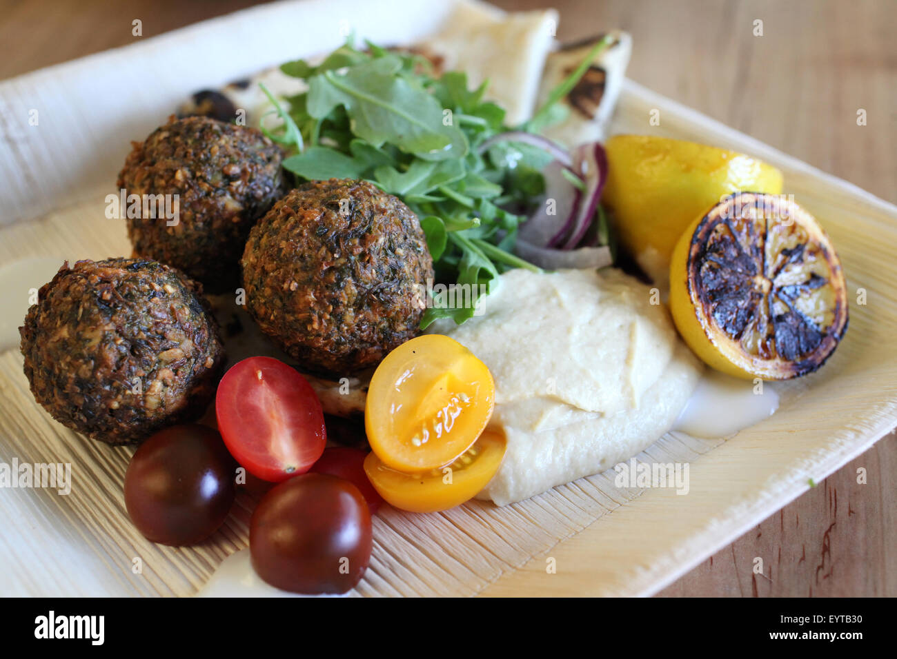 Assiette Falafel dans un restaurant Photo Stock - Alamy