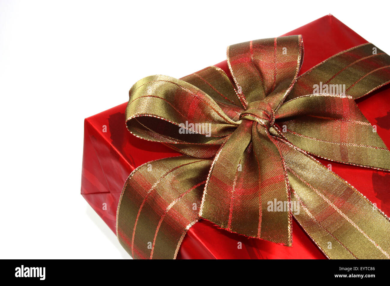 Belle boîte cadeau rouge sur fond blanc Banque D'Images