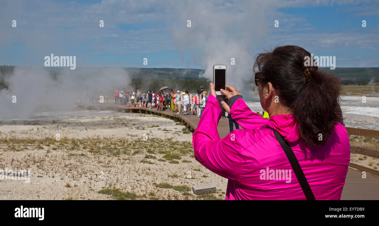 Le Parc National de Yellowstone, Wyoming - un touriste prend une photo sur les trottoirs dans le Lower Yellowstone Geyser Basin. Banque D'Images