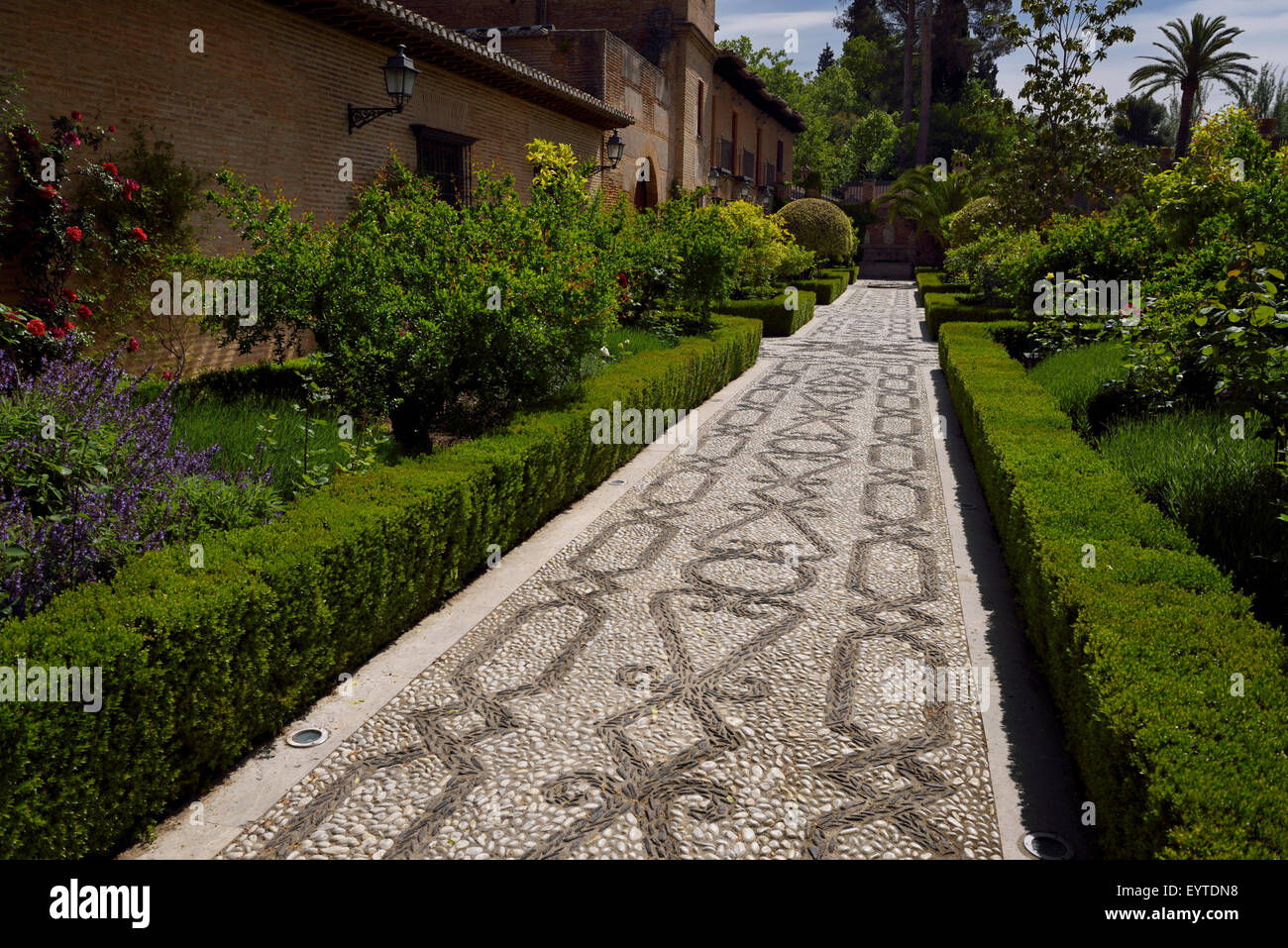 Noir et blanc à motifs de pierre incrusté de passerelle jardin couvent San Francisco, palais de l'Alhambra à Grenade Espagne Banque D'Images