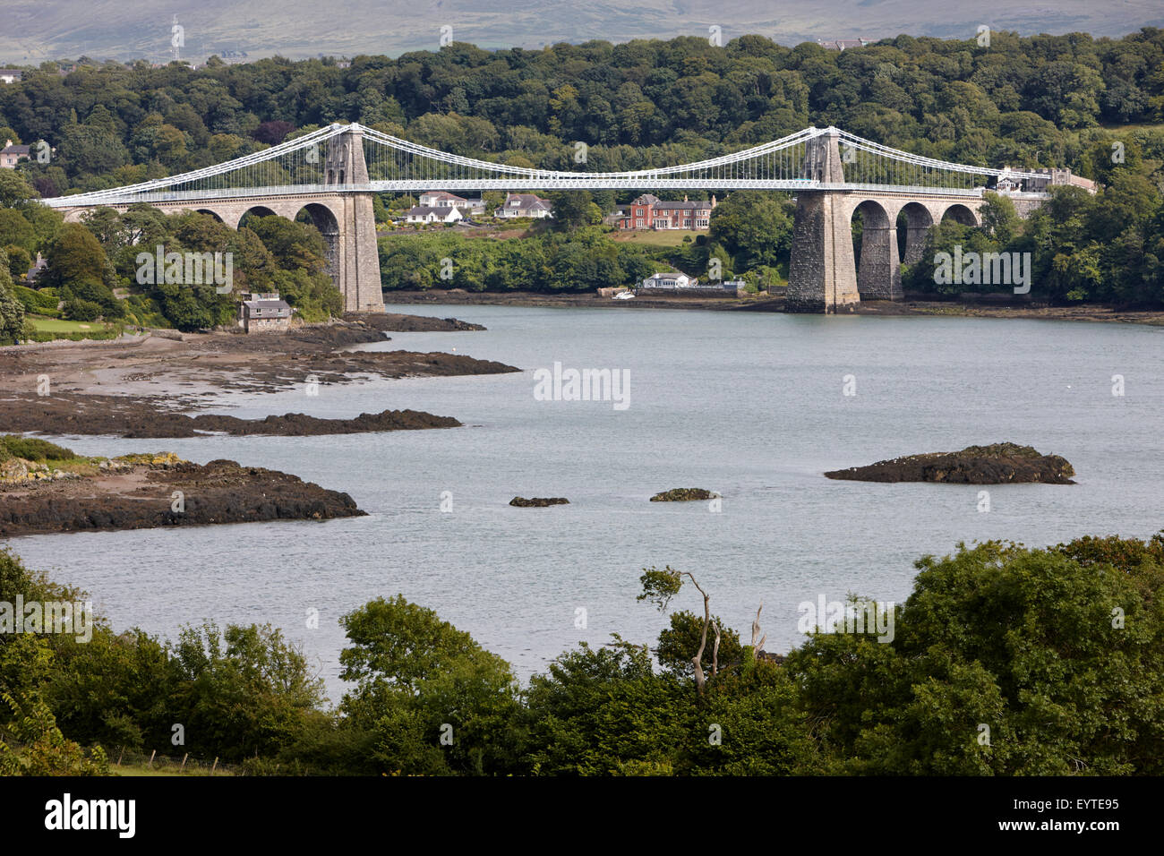 Menai Bridge à travers le détroit de Menai anglesey Pays de Galles Banque D'Images