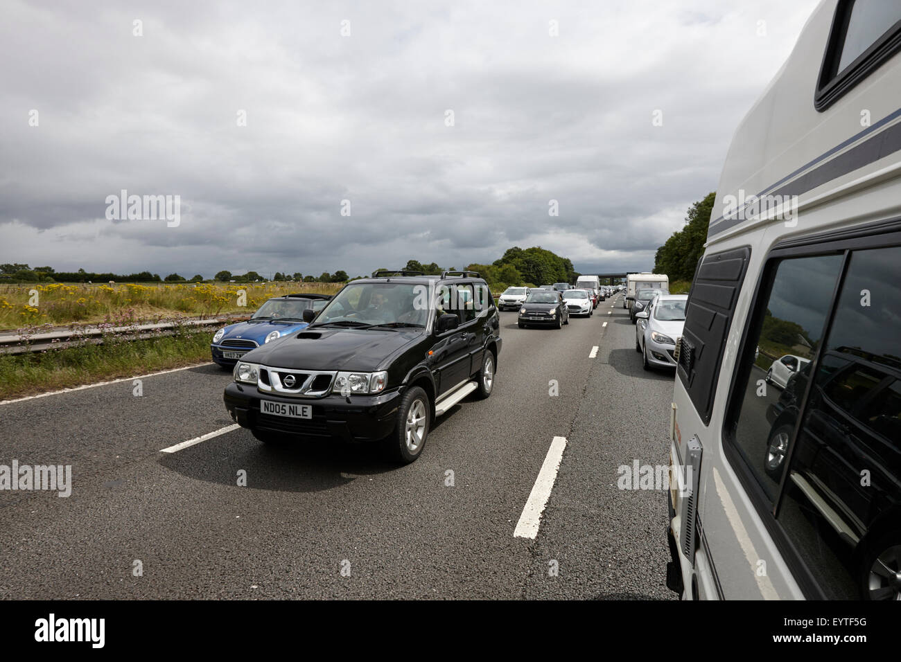 Voitures pare-chocs à pare-chocs sur UK A55 autoroute du nord du Pays de Galles au début des vacances d'été Banque D'Images