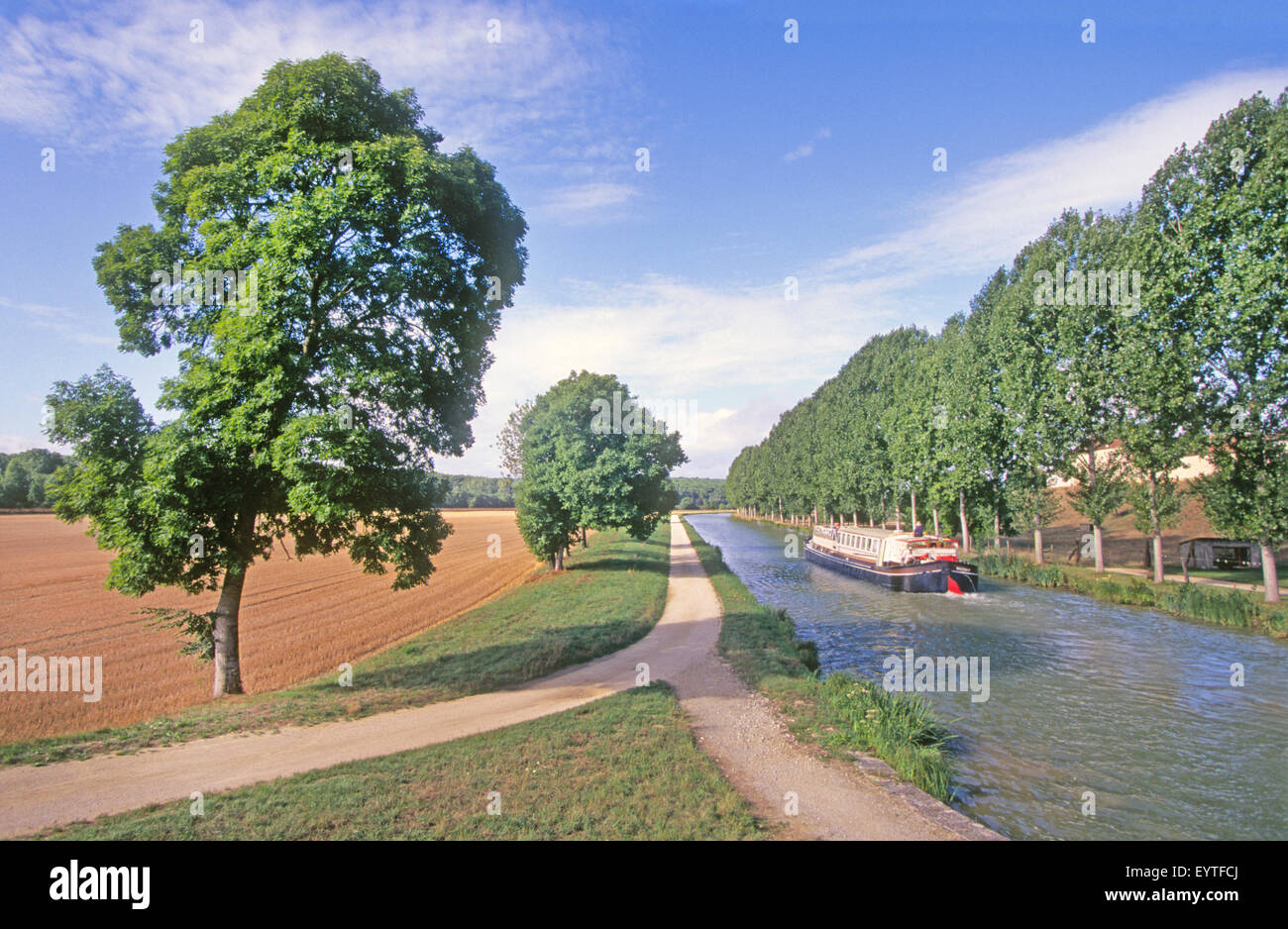 Un hôtel barge cruises lentement à travers la campagne française sur le Canal de Bourgogne. Les passagers peuvent marcher à côté, à vélo, ou à cheval Banque D'Images