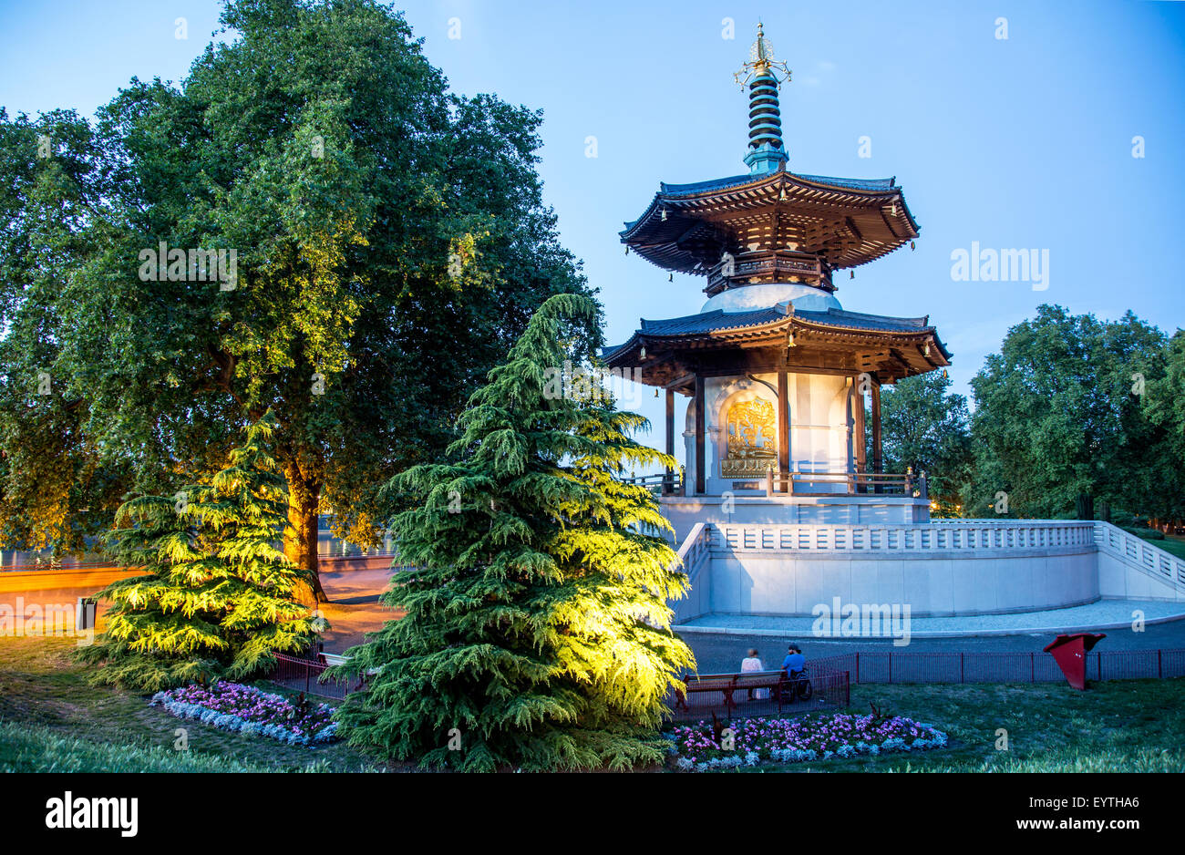 La pagode bouddhiste de la paix la nuit UK Battersea Park Banque D'Images