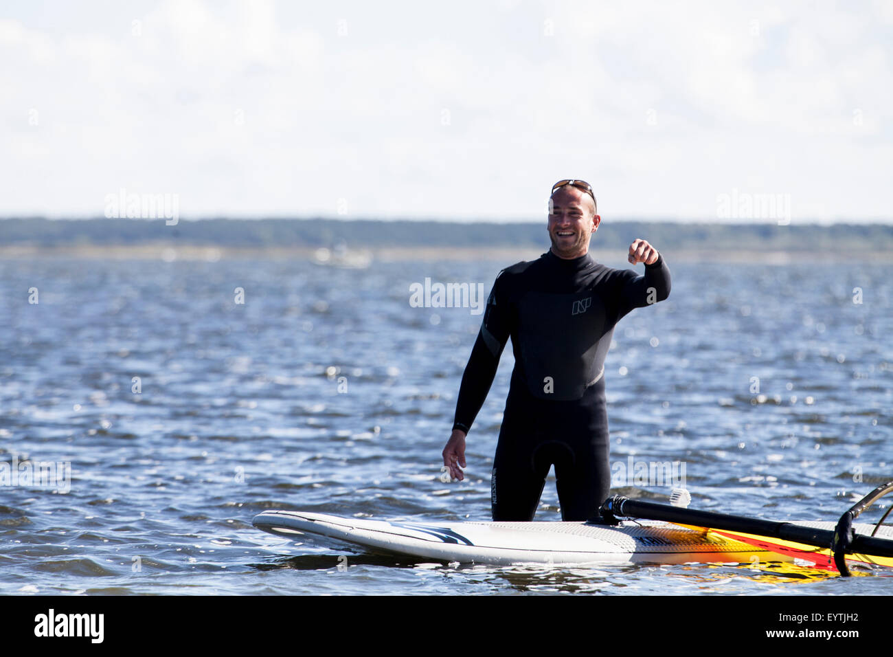 Des cours de surf, wind surf enseignant expliquer comme l'un détient le droit de voile Banque D'Images
