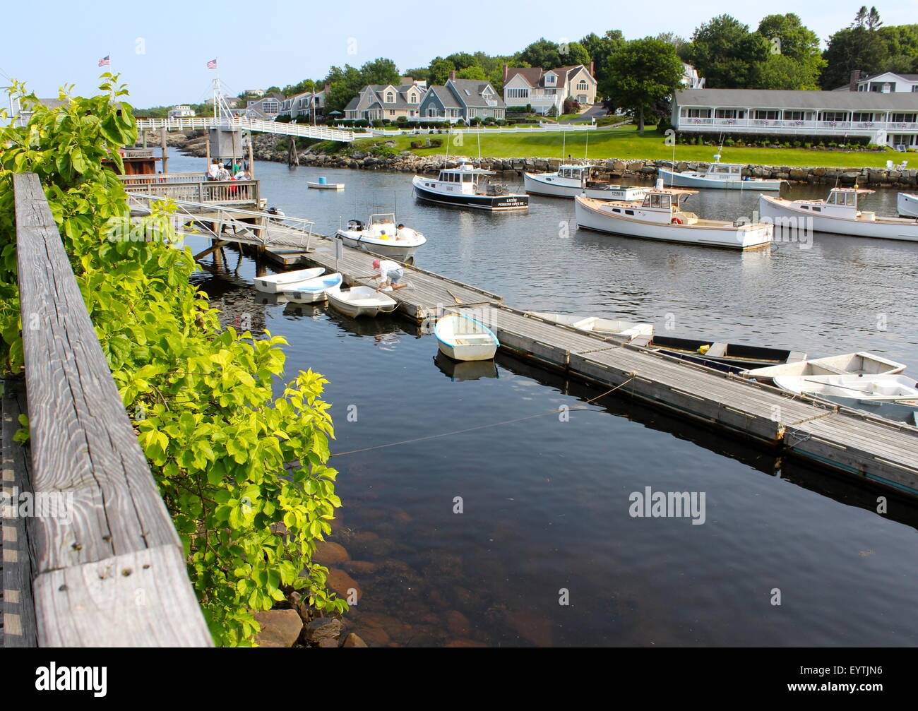 Bateaux dans le port de Perkins Cove, Ogunquit, Maine sur une journée ensoleillée. Banque D'Images