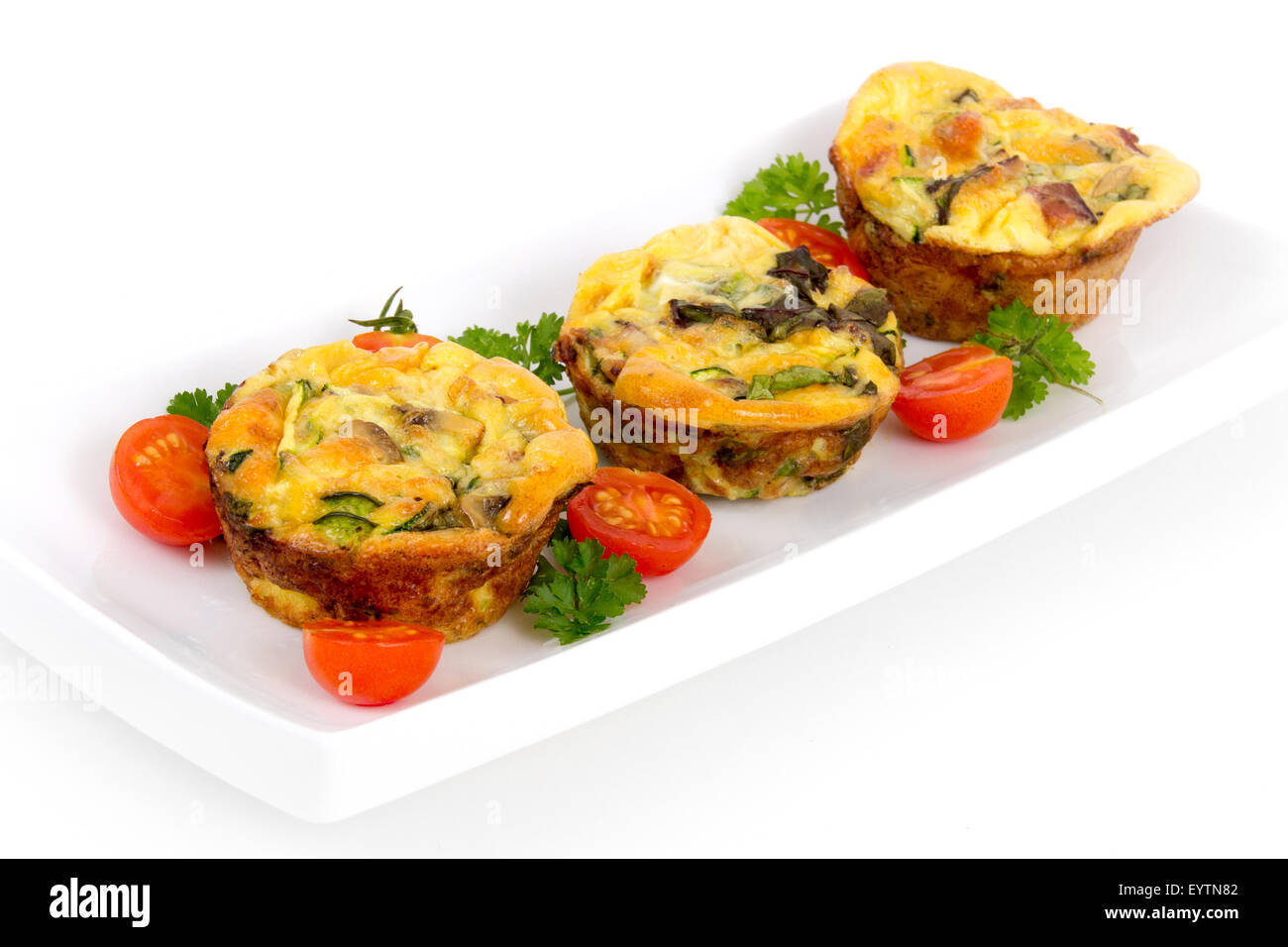 Muffin tasse oeuf quiche et le dîner style omelette aux champignons et le poivre Banque D'Images
