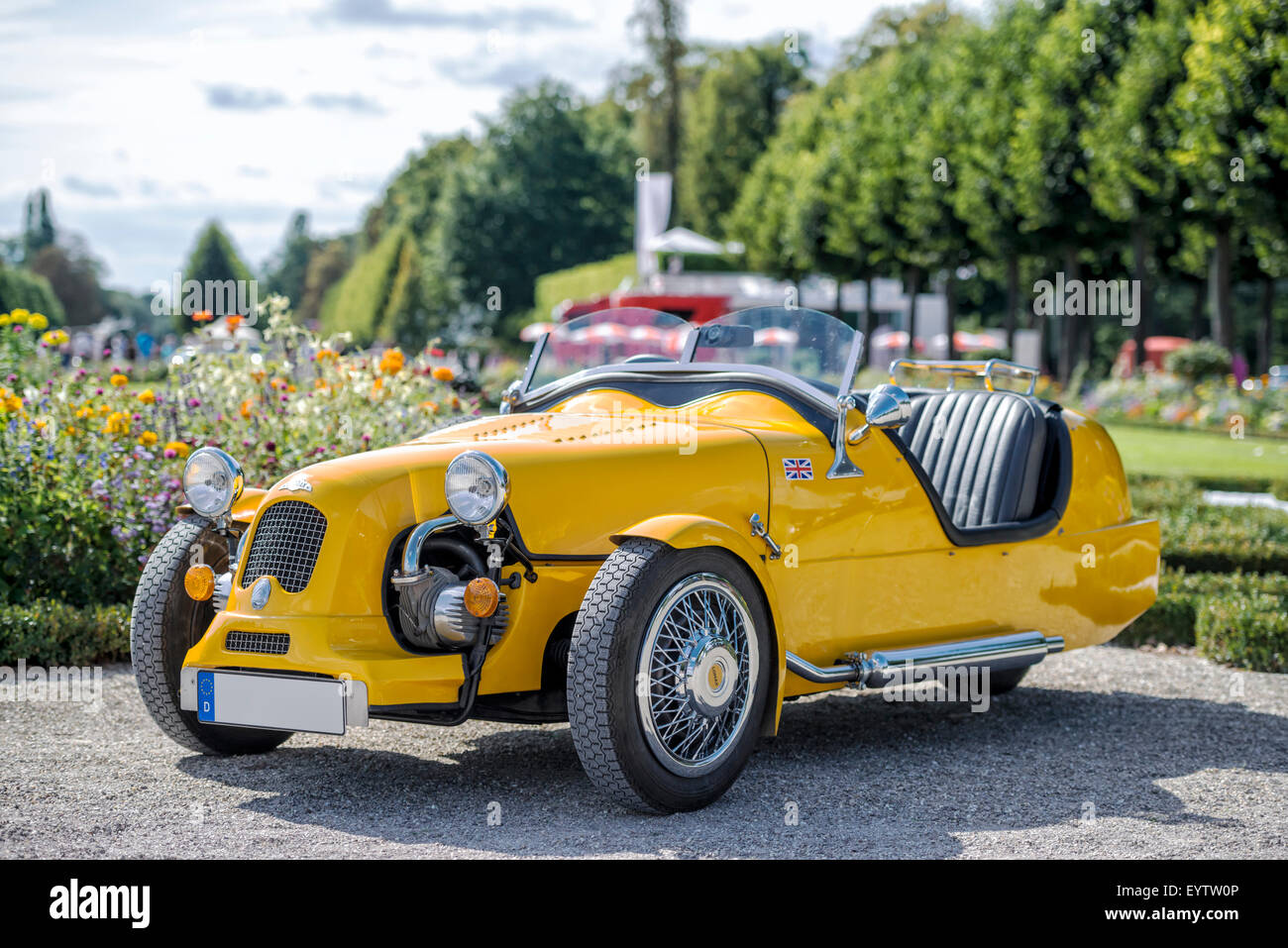 Schwetzingen, Baden-Wurttemberg, Allemagne, Lomax 2CV Citroën reconstruire près de la Classique robe de gala, Concours d'Elégance au château baroque Banque D'Images