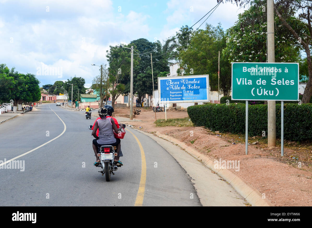 Enteting Motorbiker la ville de Seles (Uku) dans la province de Cuanza Sul Angola Banque D'Images