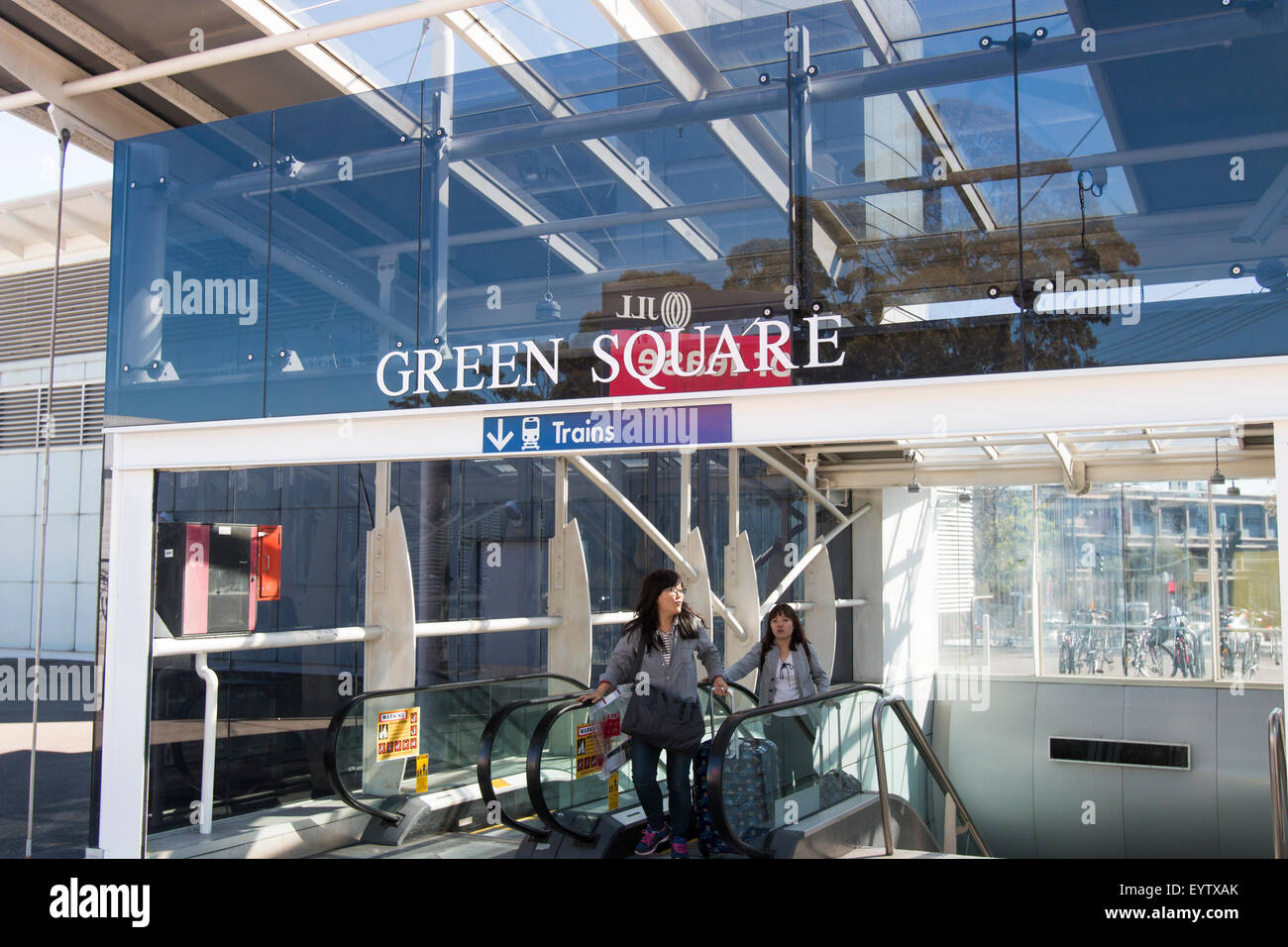 Deux dames asiatiques place Verte gare sur la route de l'aéroport de Sydney est un lien privé ligne ferroviaire à Sydney Banque D'Images
