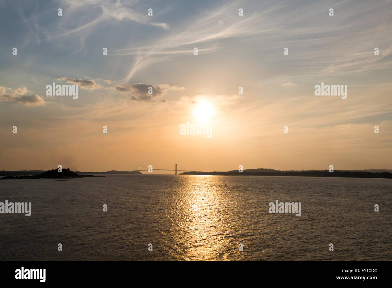 Coucher du soleil sur le fleuve Orinoco avec le pont suspendu à Ciudad Bolivar. Venezuela 2015 Banque D'Images