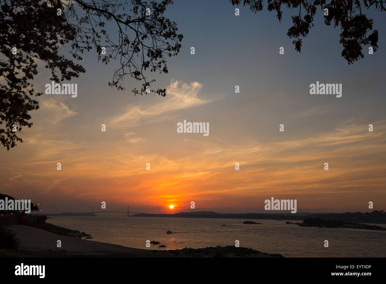 Coucher du soleil sur le fleuve Orinoco avec le pont suspendu à Ciudad Bolivar. Venezuela 2015 Banque D'Images