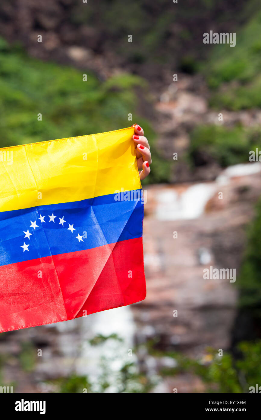 Le drapeau vénézuélien dans les mains femme avec l'Ange de l'automne en arrière-plan, le Venezuela en 2015. Banque D'Images