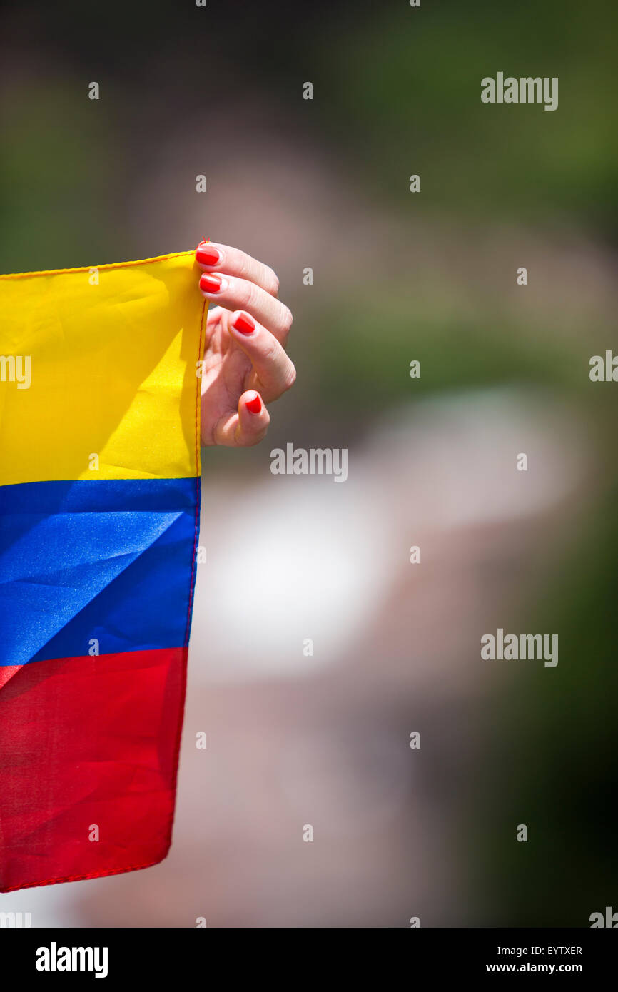 Le drapeau vénézuélien dans les mains femme avec l'Ange de l'automne en arrière-plan, le Venezuela en 2015. Banque D'Images