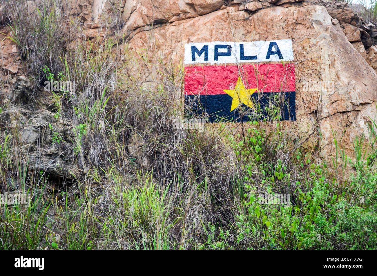 Drapeau du MPLA peint sur un rocher dans la province du Zaïre en Angola Banque D'Images