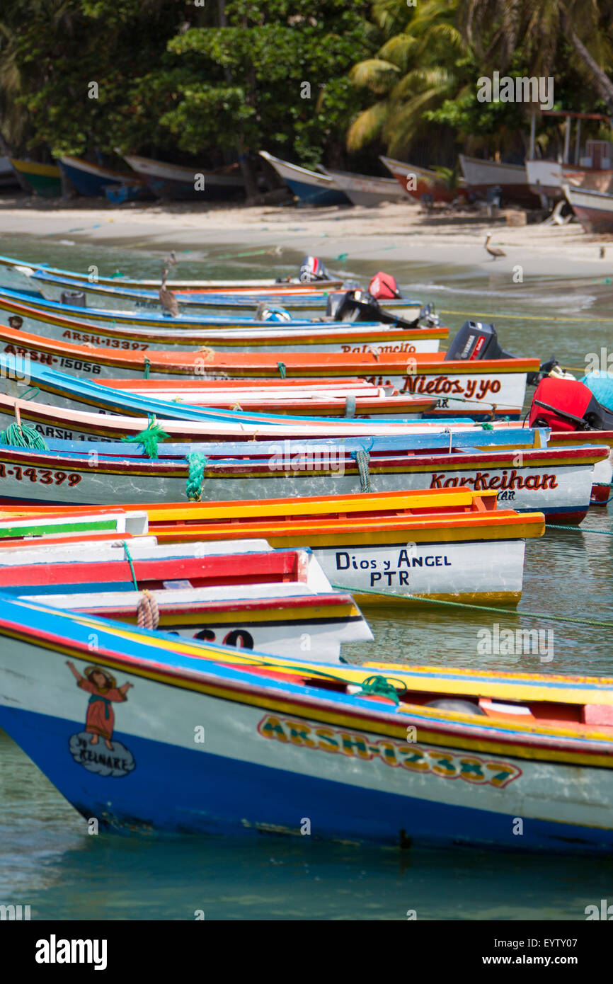 Bateaux de pêche en bois coloré alignés sur la plage de Pampatar sur l'île de Margarita. Le Venezuela Banque D'Images