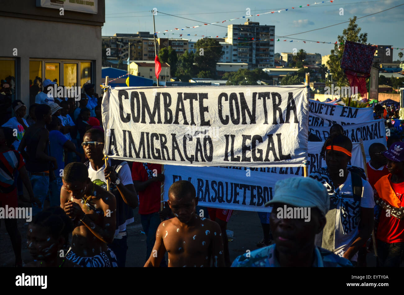 Carnival n'Lubango en Angola (2014), une bannière contre l'immigration illégale Banque D'Images
