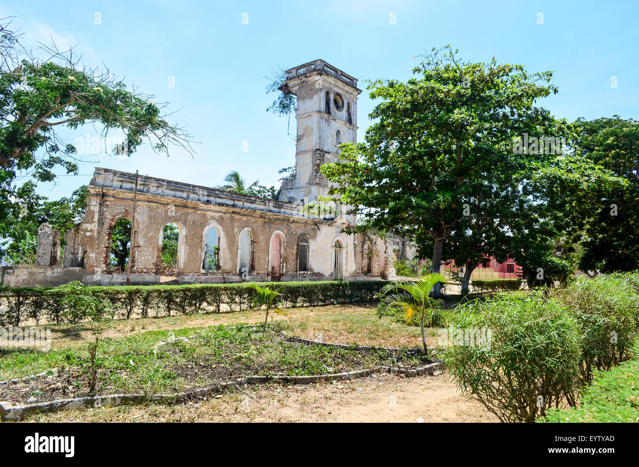 Ruines d'un bâtiment colonial à Ambriz, Angola, CMA 1906 lecture ( Câmara Municipal do Ambriz) Banque D'Images