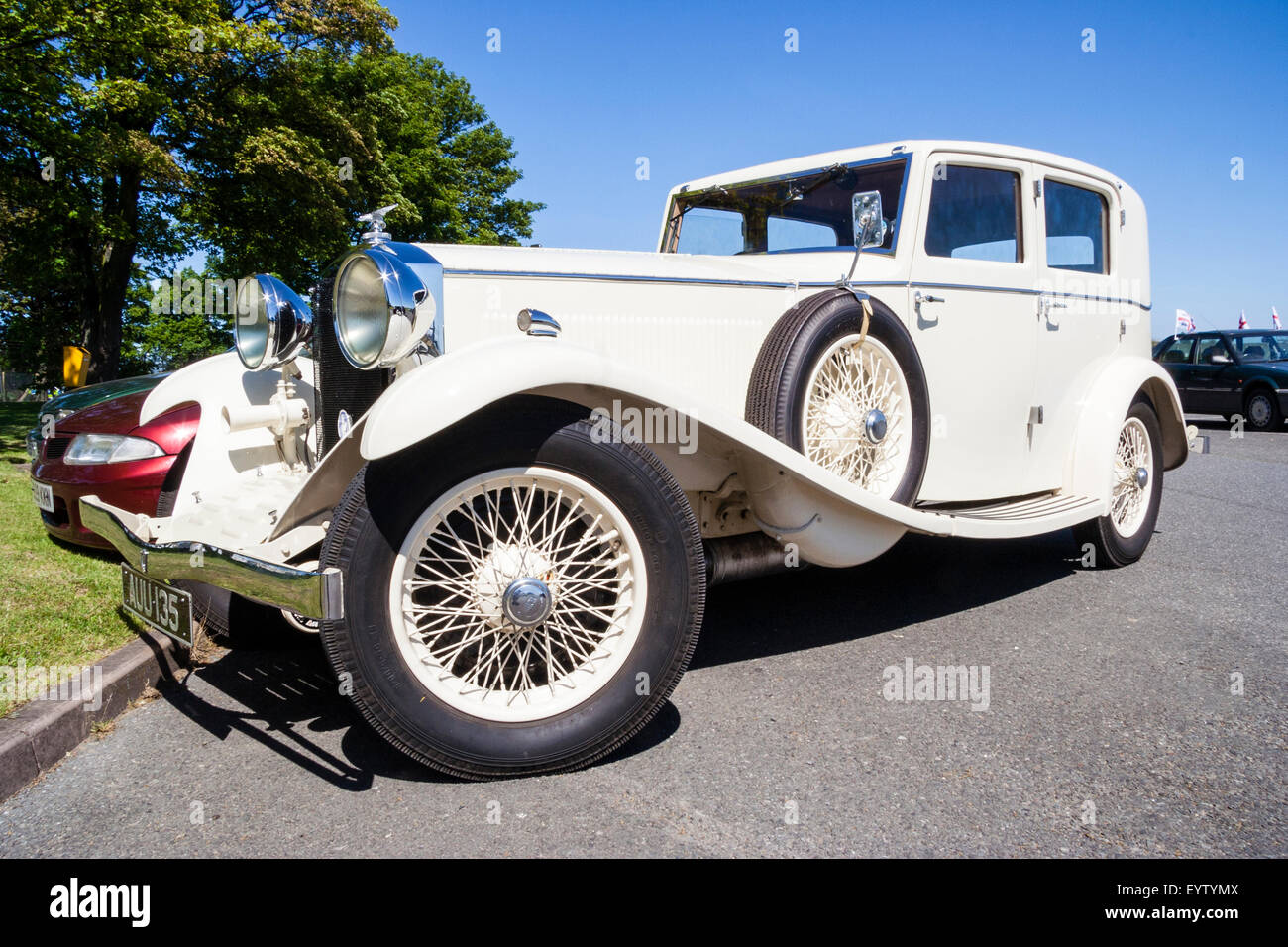 Berline de Luxe blanc Invicta, 1934 classic car, garées à l'extérieur sous ciel bleu clair. Côté passager du véhicule avec roue de secours montée sur l'aile. Banque D'Images