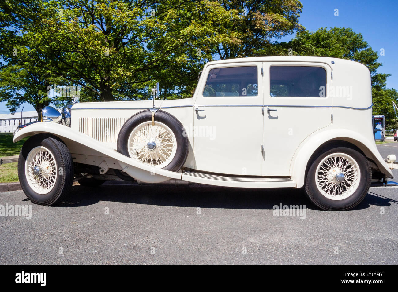 Berline de Luxe blanc Invicta, 1934 classic car, garées à l'extérieur sous ciel bleu clair. Côté passager du véhicule avec roue de secours montée sur l'aile. Banque D'Images