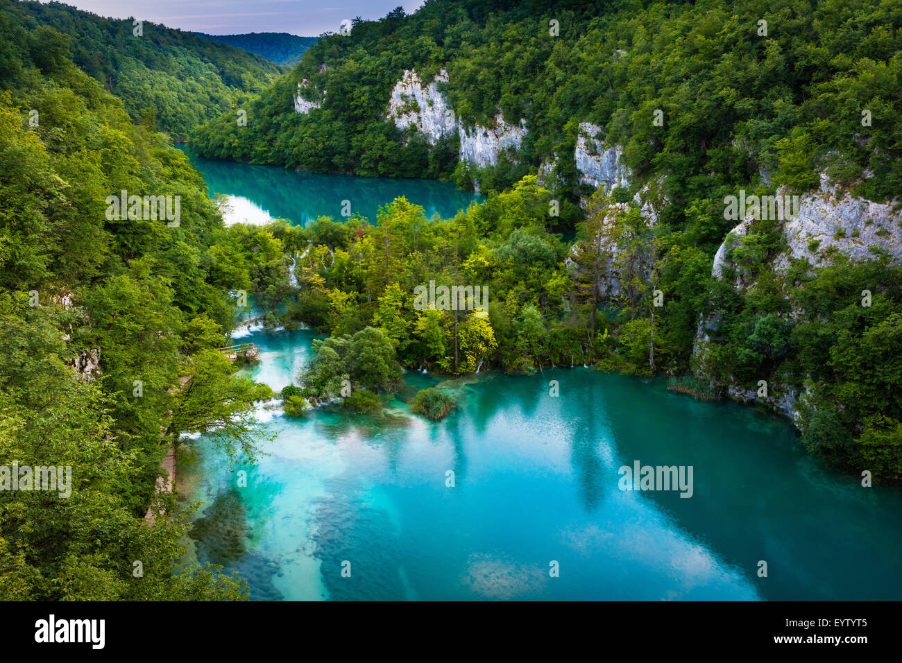 Le parc national des Lacs de Plitvice est l'un des plus anciens parcs nationaux du sud-est de l'Europe et le plus grand parc national en Croatie. Banque D'Images