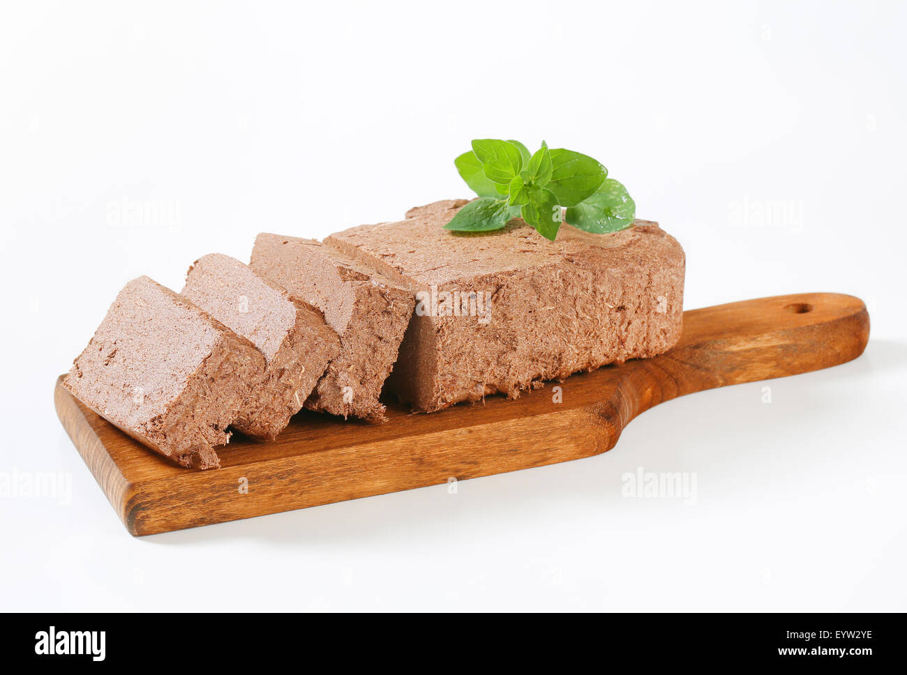 Tranches de halva de chocolat sur une planche à découper Banque D'Images