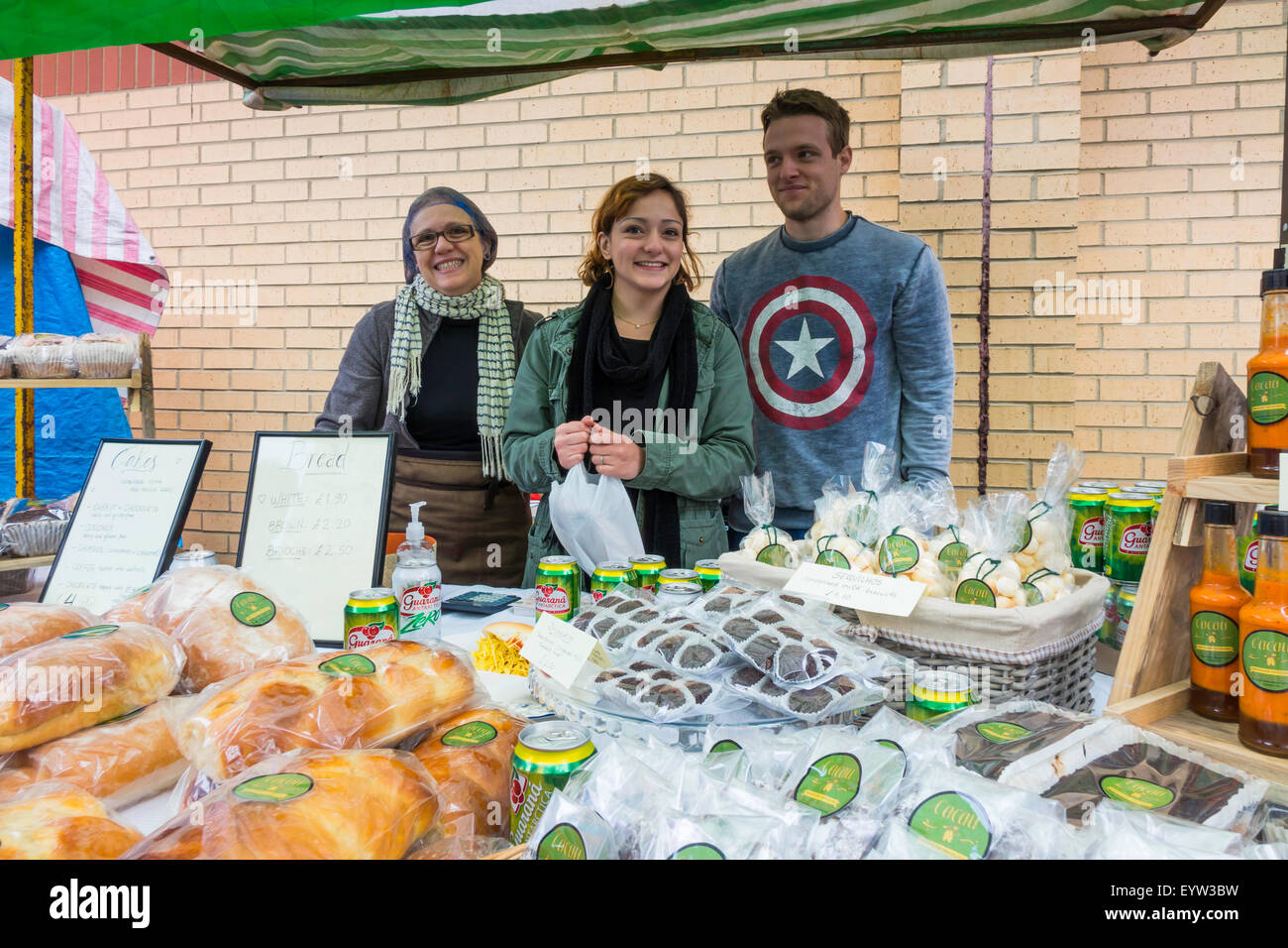 Le personnel de la Cacau café à Redcar Cleveland vendre leur maison cuit la nourriture brésilienne lors de l'Assemblée Paris Food Festival Banque D'Images