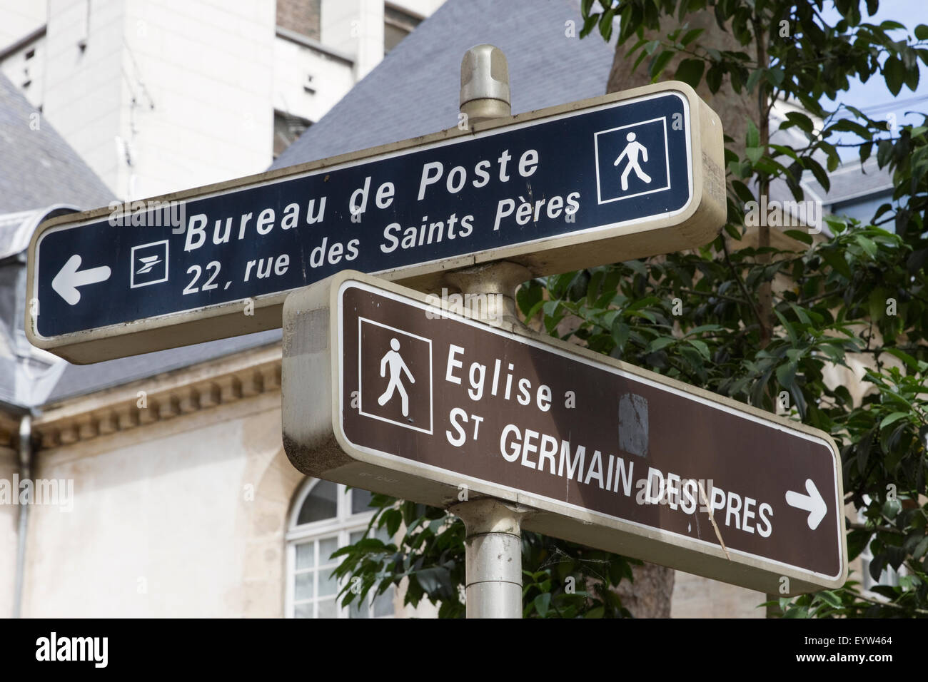 Les plaques de rue de l'abbaye de Saint-Germain-des-Prés et bureau de poste à Paris, France. Banque D'Images